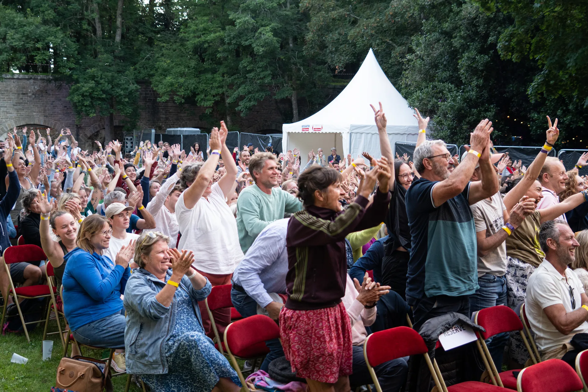 Public en plein air debout qui applaudit